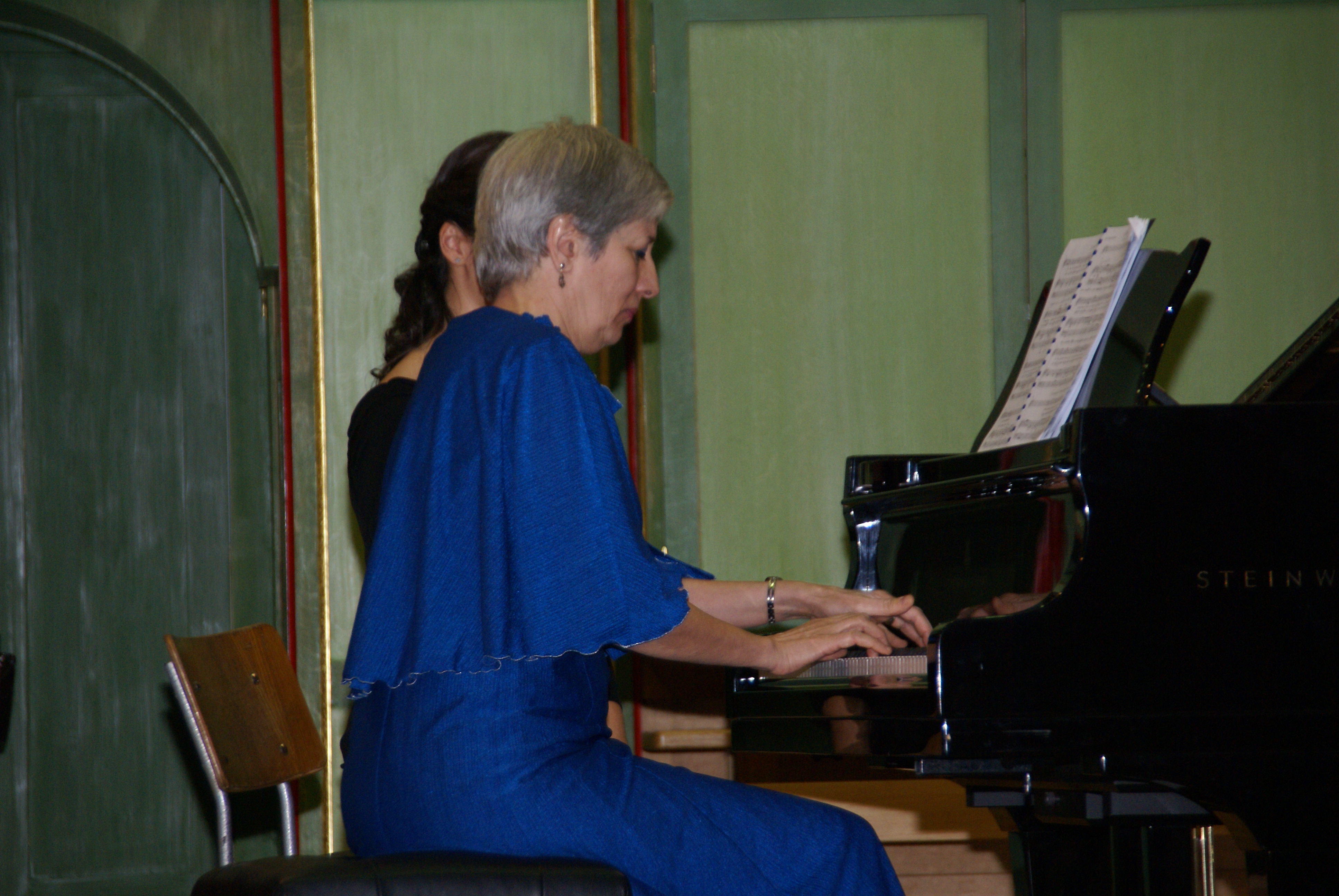 Carmen Manea - la Conservator, cu o studentă