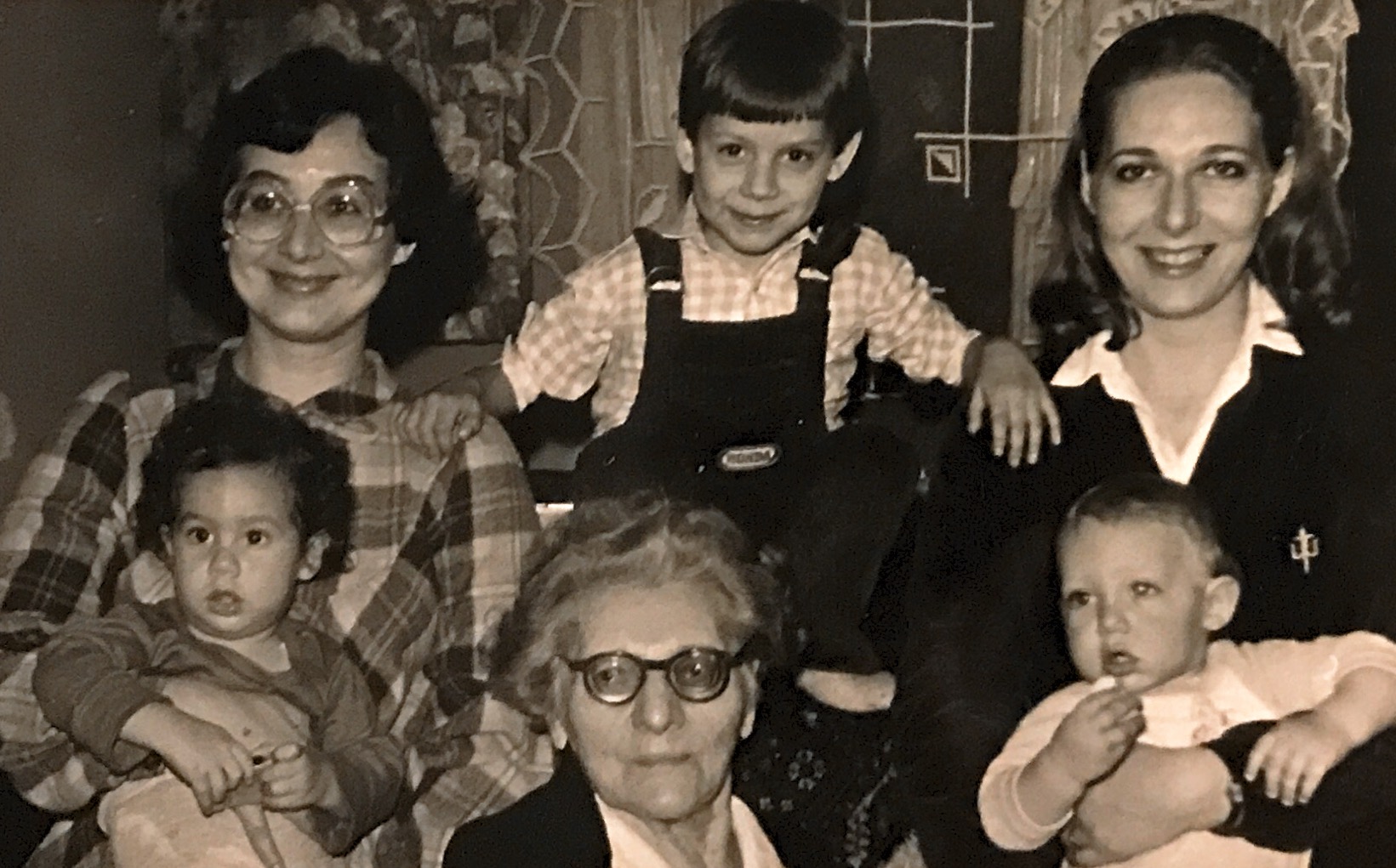 Gina Solomon cu familia, la sărbătorirea a 85 de ani, 1986