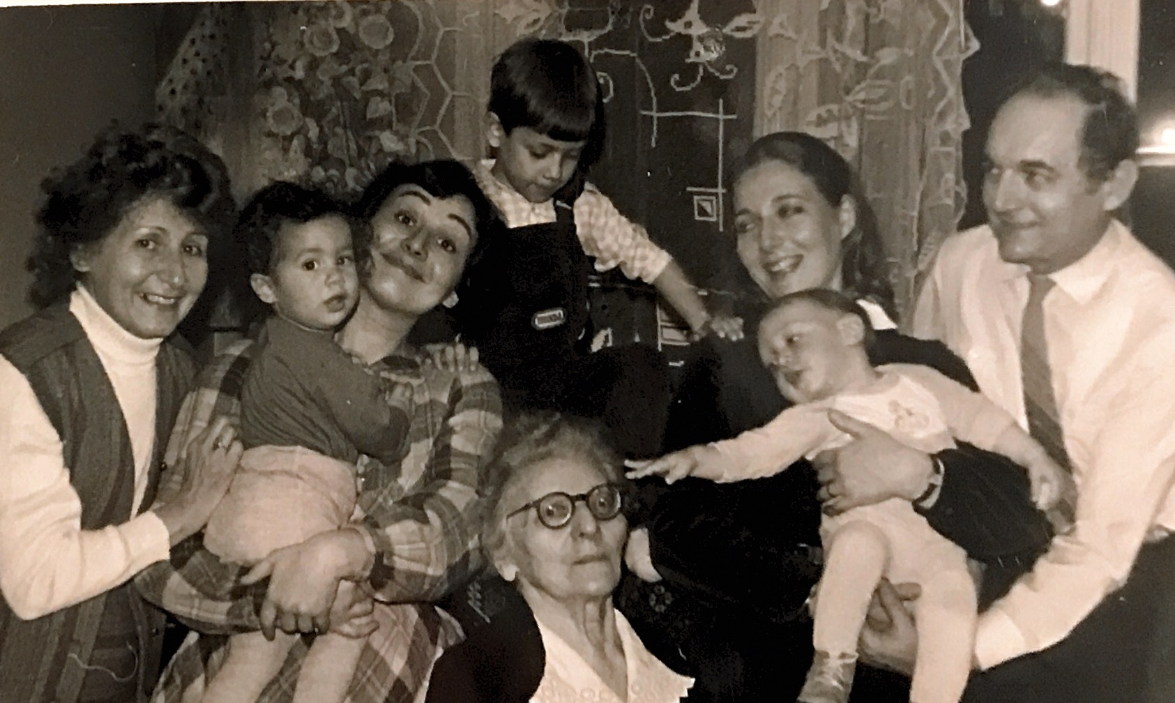 Gina Solomon cu familia la sărbătorirea a 85 de ani.