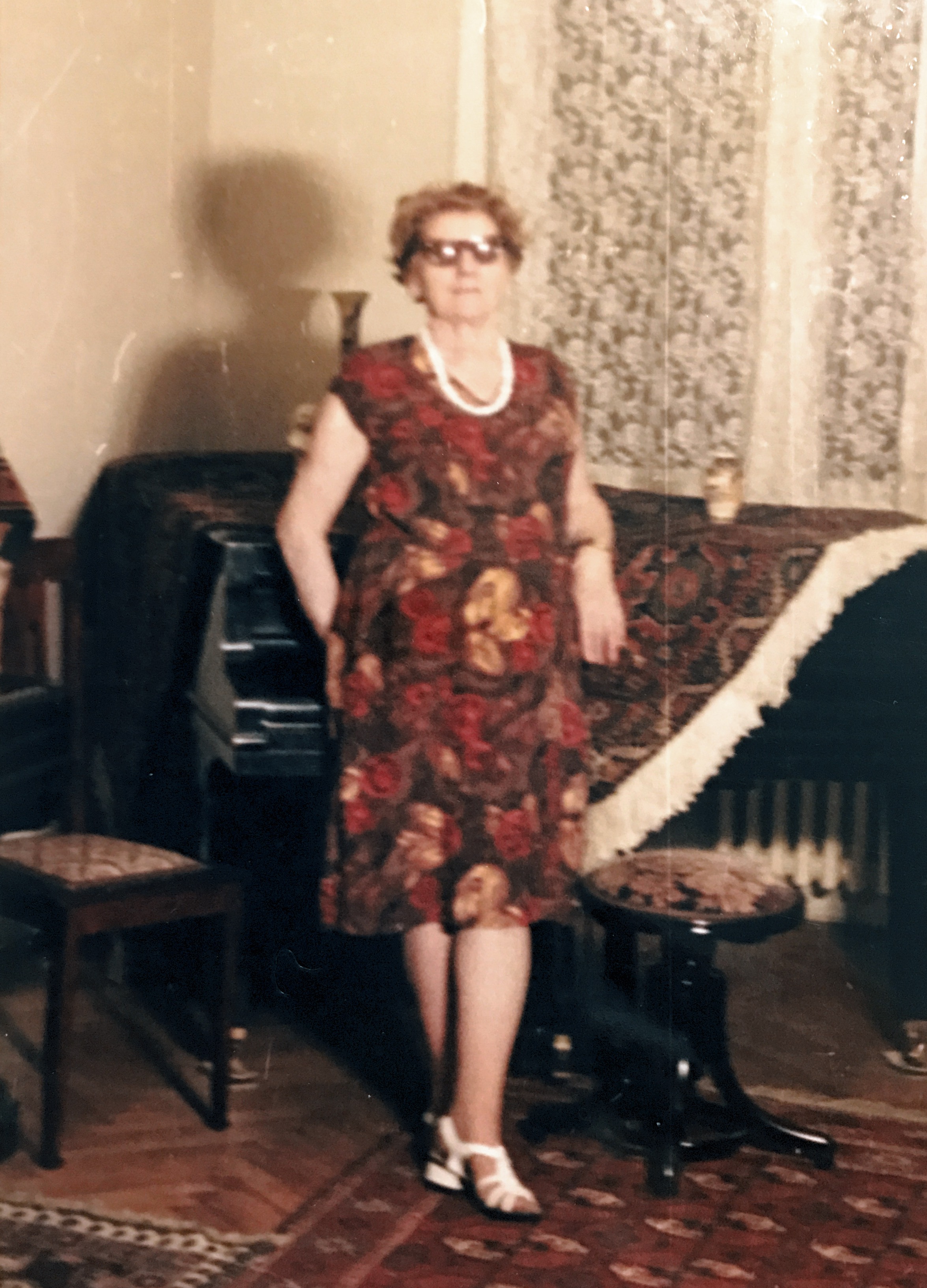Gina Solomon in fata pianului mare cca 1975