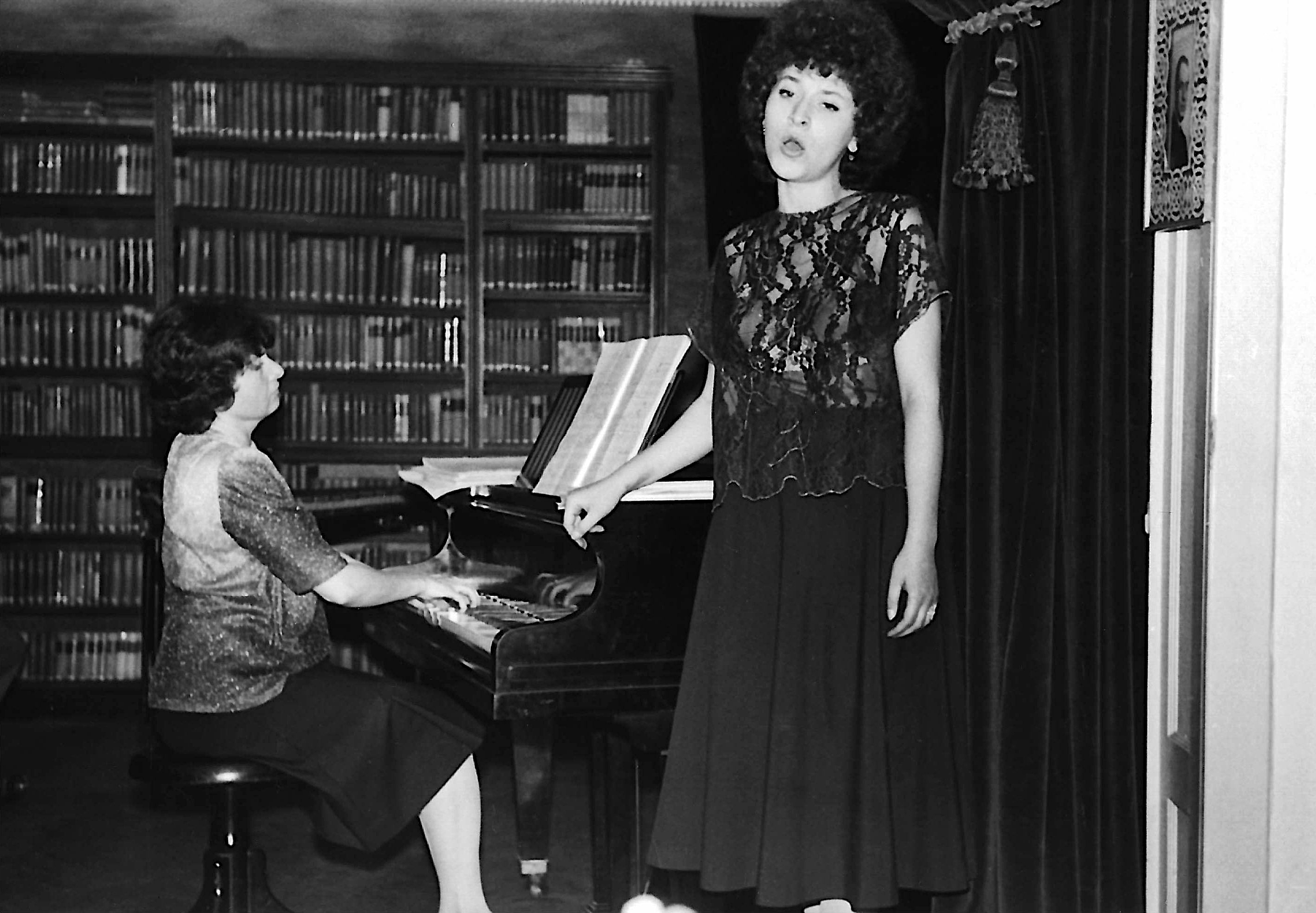 Manuela Popescu acompaniind